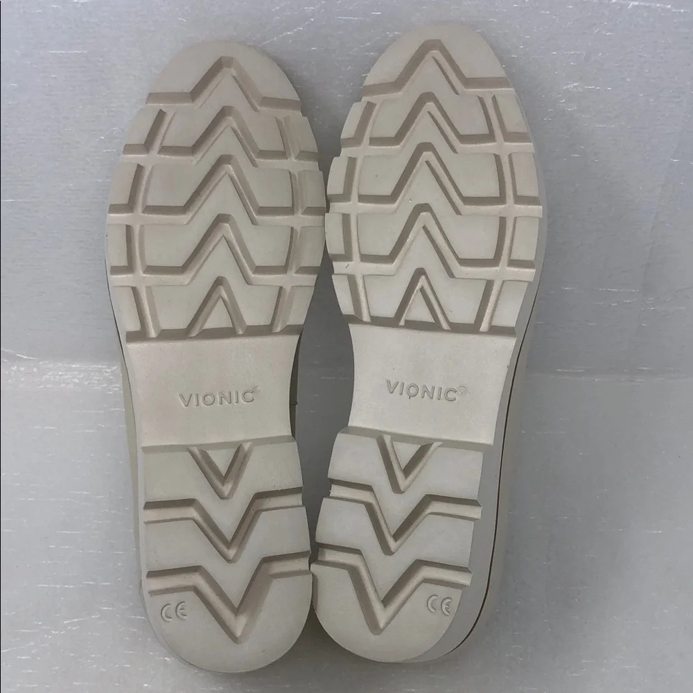 NEW Vionic Loafers Kensley Cream Leather Slip On Chunky Lug Soles Women’s Size 9